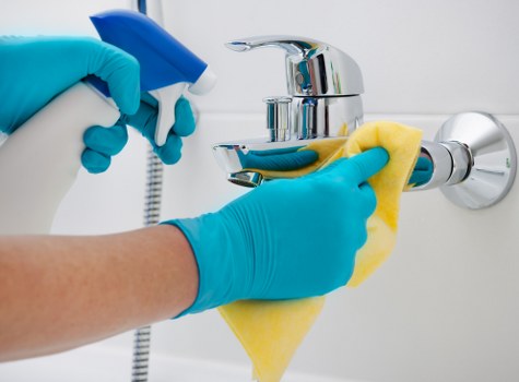 Professional Fulham carpet cleaning team assessing carpet fibres